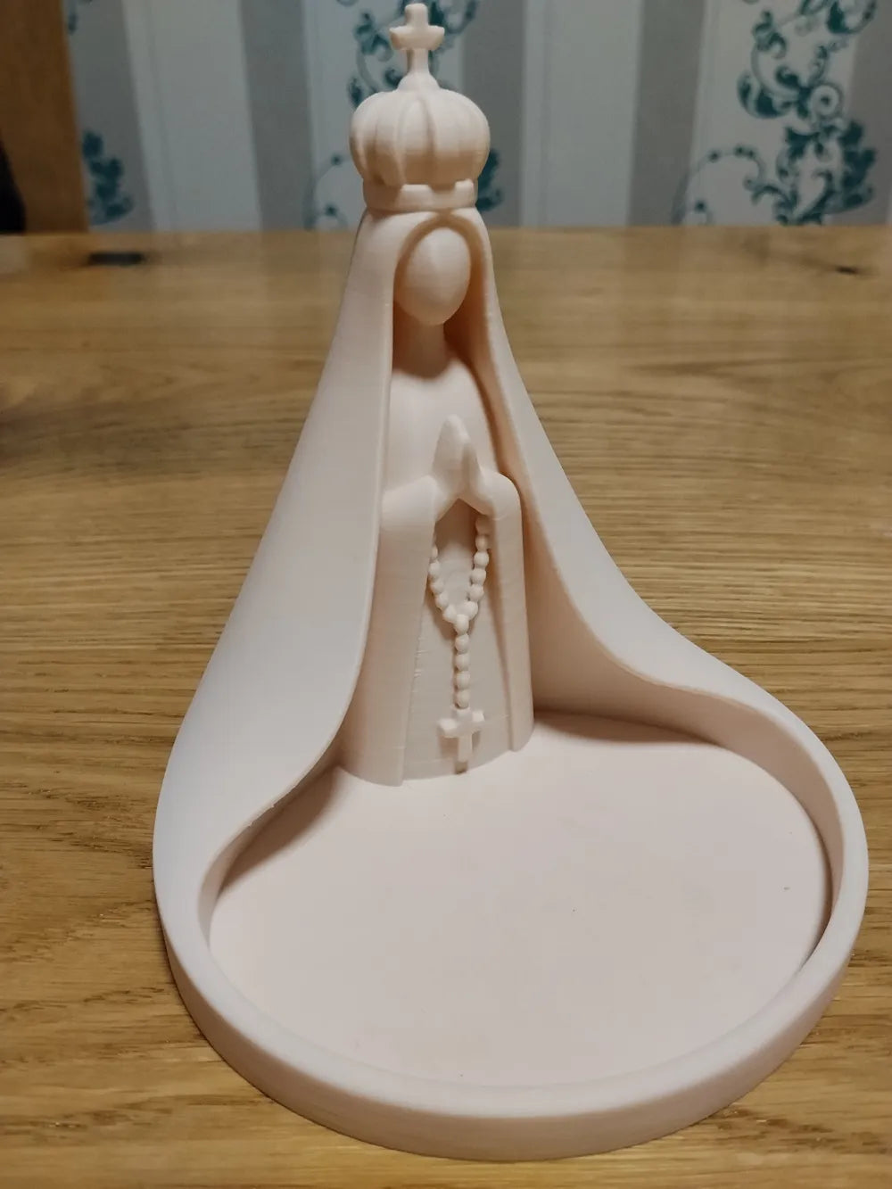 Statuette blanche de Notre-Dame du Rosaire, chapelet de perles et voile, sur base ronde