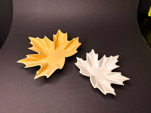 Décoration en forme de feuilles d’érable, jaunes et blanches, au relief