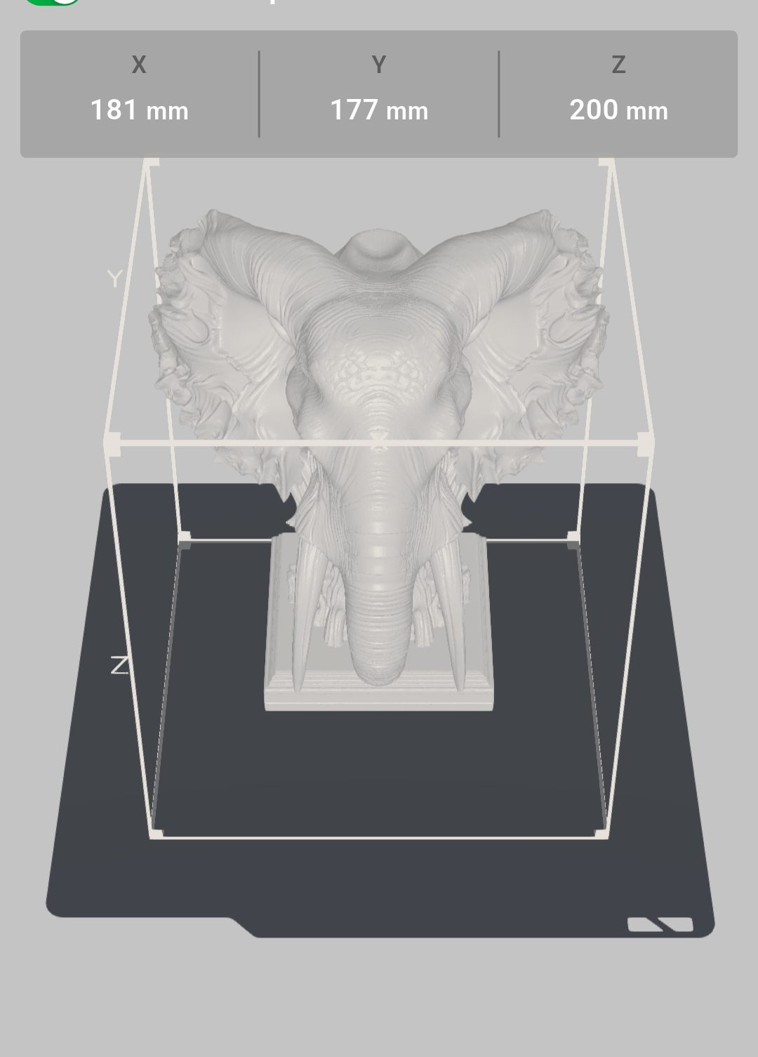 Buste sculptural d’éléphant ancien en résine grise sur socle rectangulaire.